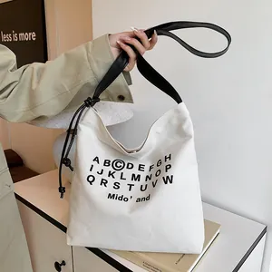 Borsa tote minimalista in tela color crema con stampa di lettere nere per uso quotidiano
