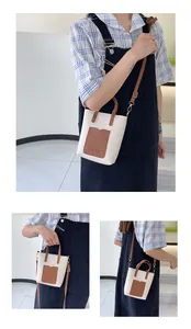 Détails du mini sac bandoulière montrant la texture grainée et les coutures contrastées
