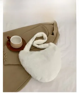 Weiße Plüsch-Schultertasche aus weichem Kunstfell in minimalistischer Lifestyle-Umgebung