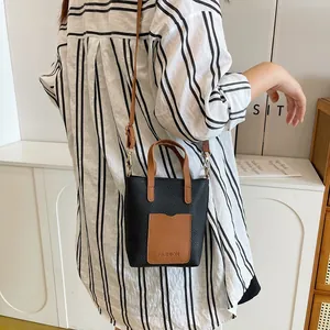 Détail du sac à bandoulière pour téléphone en cuir noir grainé avec poche contrastée