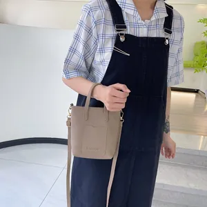 Photo lifestyle d'un sac à bandoulière kaki pour téléphone avec texte FASHION et texture
