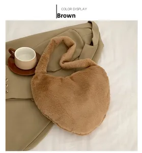 Detailansicht der braunen Plüschtasche aus weichem Material auf warmem Hintergrund