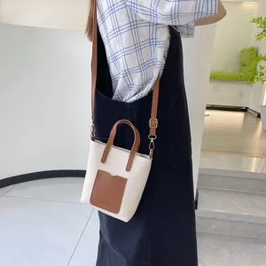 Détail de la pochette téléphone en cuir PU grainé avec gaufrage FASHION chic