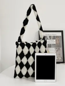 Detailopname van zwart-witte geruite pluche draagtas met tablet als maatreferentie