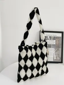 Detail van zachte zwart-witte geruite pluchen draagtas gemaakt van pluizig fleece materiaal