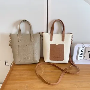 Vue détaillée des mini sacs bandoulière en cuir grainé avec un design color-block élégant