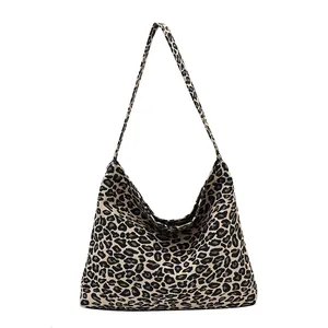 Fashionable leopard print canvas tote bag with large capacity hobo style shoulder strap
