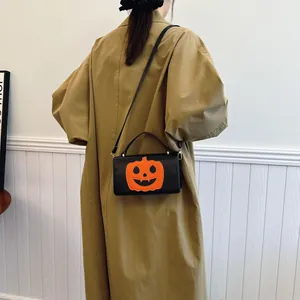Τσάντα χιαστί με κολοκύθα Halloween σε καμπαρντίνα που δείχνει καθημερινό στυλ