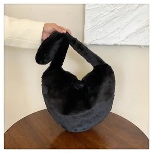 Sac à main en peluche noire en forme de cœur avec texture douce et poignée élégante