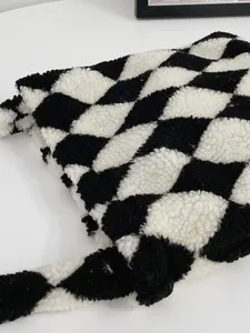 Detailopname van zwart-witte schaakbord pluche shopper met zachte lamswolachtige textuur