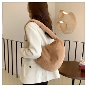 Detailaufnahme der weichen hellbraunen Plüsch-Halbmondtasche mit elegantem Tweed-Jacket