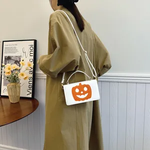 Λευκή τσάντα χιαστί Halloween με σχέδιο κολοκύθας πάνω από πράσινο γυναικείο παλτό