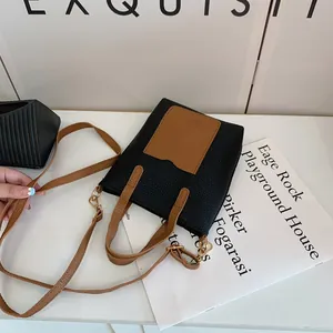 Détail du cuir PU noir grainé avec poche marron et crochets en métal doré