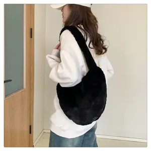Detailansicht einer schwarzen flauschigen Kunstfell-Hobo-Tasche für den Herbst Winter
