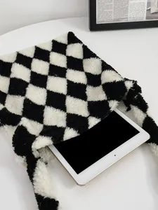 Macro-opname van de zwart-witte schaakbord pluche tas met grote capaciteit voor een tablet