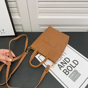 Détail du sac de téléphone en cuir PU marron avec motif litchi et texte gaufré