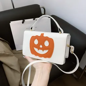 Λεπτομέρεια της λευκής τσάντας Halloween με πορτοκαλί κολοκύθα και χρυσή μεταλλική αγκράφα