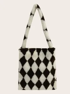 Detail van het bruin en beige ruitpatroon op de zachte pluche shopper tas textuur