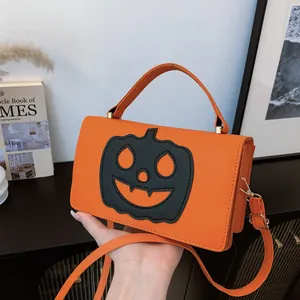 Λεπτομέρεια από πορτοκαλί τσάντα Halloween με σχέδιο κολοκύθας και χρυσά μεταλλικά στοιχεία