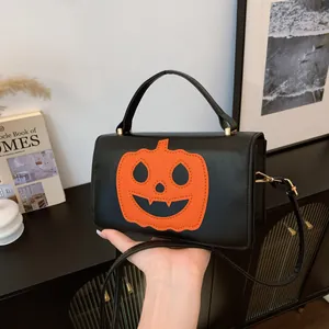 Λεπτομέρεια τσάντας Halloween με πρόσωπο κολοκύθας και μαύρη λαβή στο πάνω μέρος
