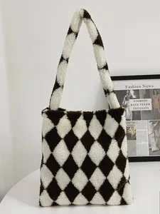 Detail van zachte pluche shopper met een bruin en wit geblokt patroon van imitatiebont