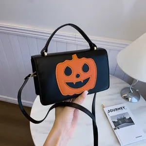 Λεπτομέρεια τσάντας κολοκύθας Halloween με πορτοκαλί πρόσωπο και δερμάτινο λουράκι