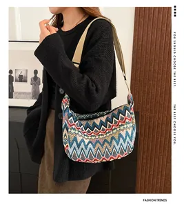 Dettaglio del tessuto con motivo etnico a zigzag colorato sulla borsa a tracolla moda