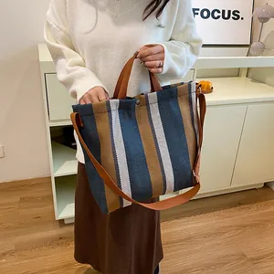 Détail de l'intérieur du sac cabas en toile rayée avec bandoulière réglable marron