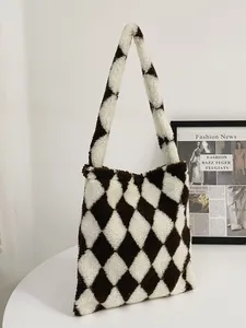 Detail van de textuur van de bruin-witte pluche shopper met een zachte schouderriem