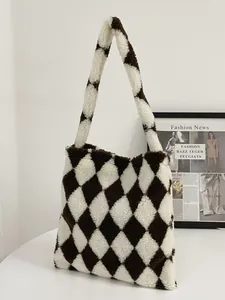Detail van pluche tote bag met bruin en wit ruitpatroon en zachte lamswollen stof