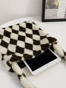 Detail van pluche geruite draagtas die de capaciteit toont met een witte tablet