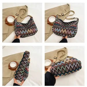 Dettagli della borsa a mezzaluna in tela bohémien con motivo chevron colorato e tracolla