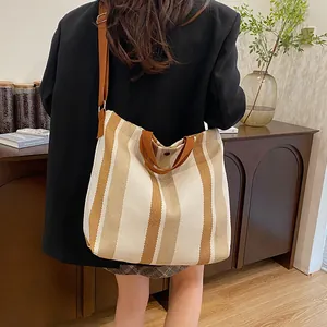 Vue détaillée du sac cabas en toile rayée avec bandoulière réglable et grande capacité