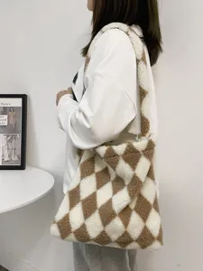 Detailopname van een grote pluche lamswollen tote bag met een bruin en wit ruitjespatroon