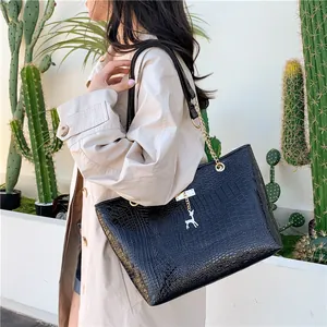 Women's Fashion Crocodile Pattern Tote Bag Metallic PU Leather Shoulder Bag With Chain Strap And Deer Pendant Large Capacity Handbag