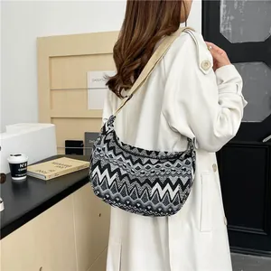 Borsa a tracolla etnica in tela con motivo zigzag indossata da una modella