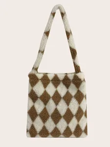 Platte weergave van een bruin-witte pluche draagtas met ruitpatroon en lamswol textuur