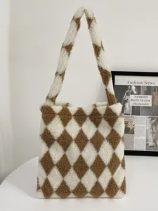 Detailopname van de pluche argyle draagtas met zachte lamswol textuur in bruin wit