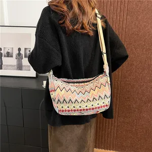 Dettaglio del motivo bohémien su una borsa a tracolla a mezzaluna in tela con cinturino