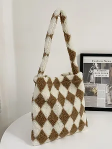 Detailopname van de bruin-wit geruite pluche draagtas met dikke lamswol textuur