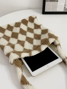 Pluche geblokte draagtas met ruim interieur en een tablet computer voor de opslag