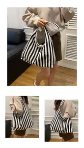 Détail du grand sac cabas en toile à rayures verticales noires et blanches et larges anses