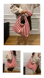Vues détaillées d'un grand sac hobo en tricot à rayures verticales rouges et blanches