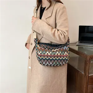 Dettaglio della trama geometrica colorata e tracolla regolabile della borsa hobo in tela
