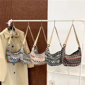 Dettaglio di borse hobo in maglia bohémien con motivi chevron e tracolla regolabile