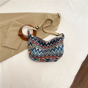 Dettaglio del tessuto jacquard zigzag bohémien sulla borsa a mezzaluna con tracolla