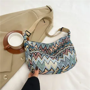 Dettaglio della borsa bohémien in tela con motivi a zigzag colorati e tracolla larga