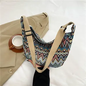 Dettaglio della borsa a tracolla in tela intrecciata con motivo zigzag e tracolla regolabile