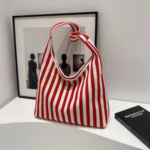 Détail du sac cabas en tricot à rayures rouges et blanches avec texture tissée en V