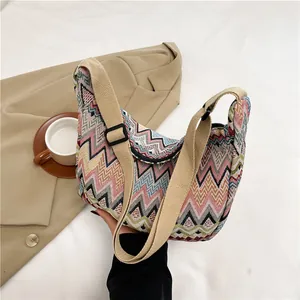 Dettaglio della borsa hobo intrecciata geometrica colorata con tracolla regolabile